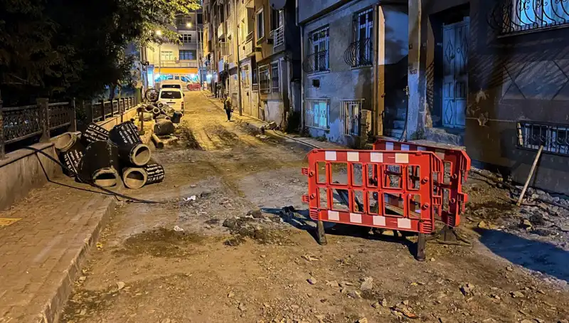 Bayrampaşa'da Sıcak Gelişme: Altyapı Çalışmalarında Rögar Kapağı Patladı!