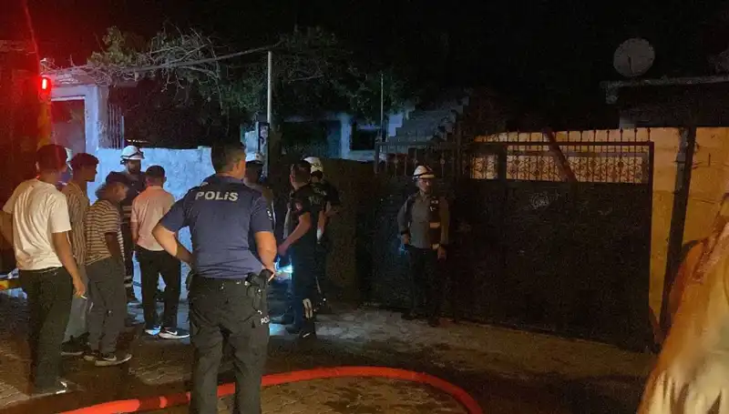 Ailesinin Evinin Alev Alev Yandığı Olayda Polis Müdahale Etti