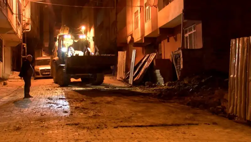 Bağcılar'daki Eğilen Bina Neden Boşaltıldı? Tehlike Geçmişte Mi Kaldı?