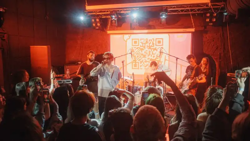 Savaşın Ortasında Kutlama: Bir Şehirde Saldırı ve Konser Aynı Anda Gerçekleşti