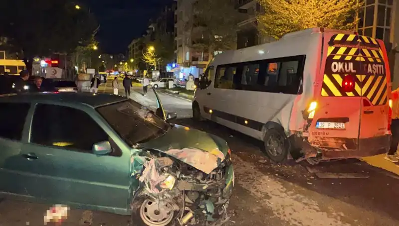 Yoğun Trafikte Dehşet Anları: Servis Minibüsüne Otomobil Çarptı, 6 Yaralı