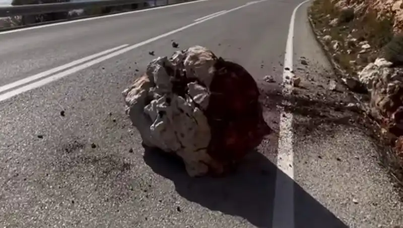 Kaş’ta Yağış Sonrası Yamaçtan Kayalar Düştü: Halk Panic İçinde!
