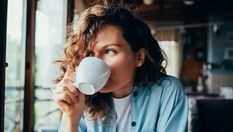 Her Gün Milyonlarca Kişinin Tükettiği İçecek: Bağırsak Sağlığına Faydaları