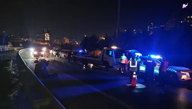 TEM Otoyolu'nda Şok Edici Kaza: Yatan Kişi Sürücüler Tarafından Metrelerce Taşındı!