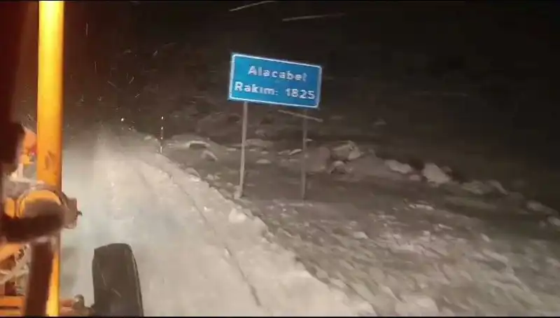 Antalya'da Beklenmedik Kar Sürprizi: Yerli ve Yabancı Tatilciler Şokta!