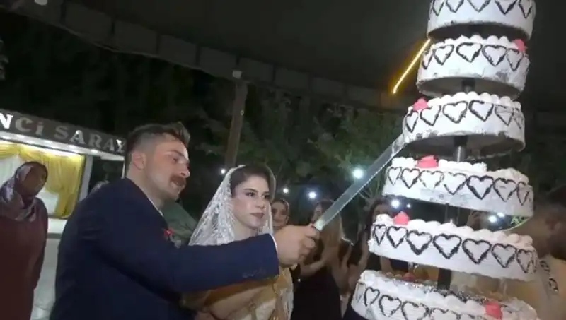 Düğünlerde Beklenmedik Drama: Mutlu Güne Talih Kuşu Deck Bastı