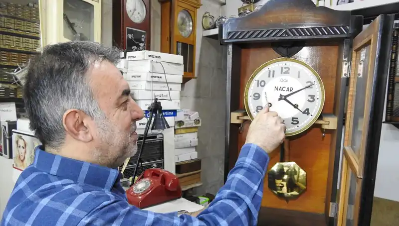 Küçük Dükkan, Büyük Tarih: Saat Ustası Tarihi Saatleri Yeniden Hayatlandırıyor