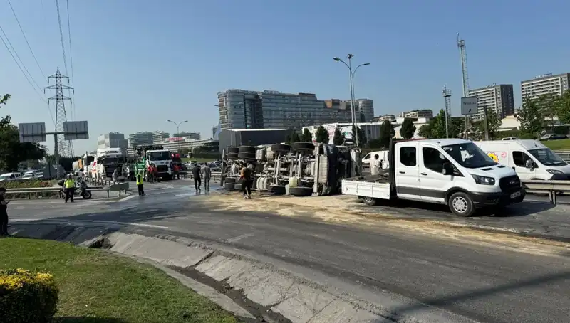 D-100 Yan Yolda Büyük Kaza: Beton Mikseri Devrildi, Yol Trafiğe Kapandı!