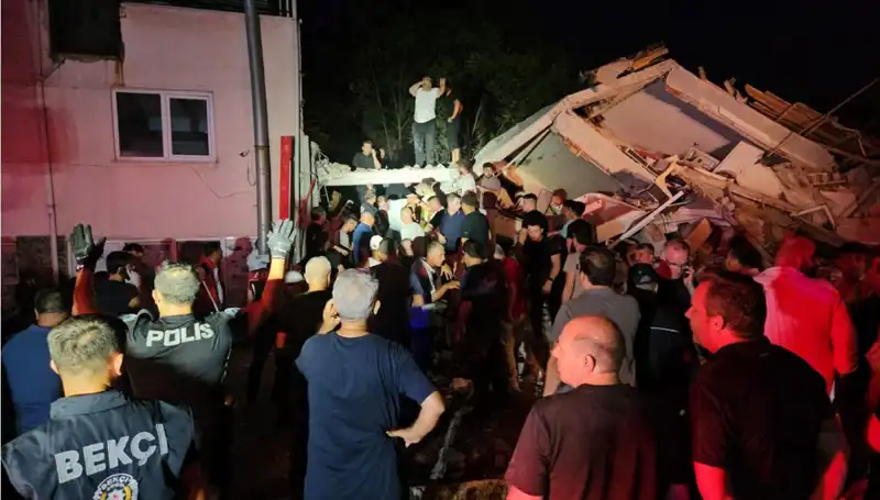 Balıkesir Sındırgı'daki Deprem: Hayat Kaybı ve Yaralılar Var