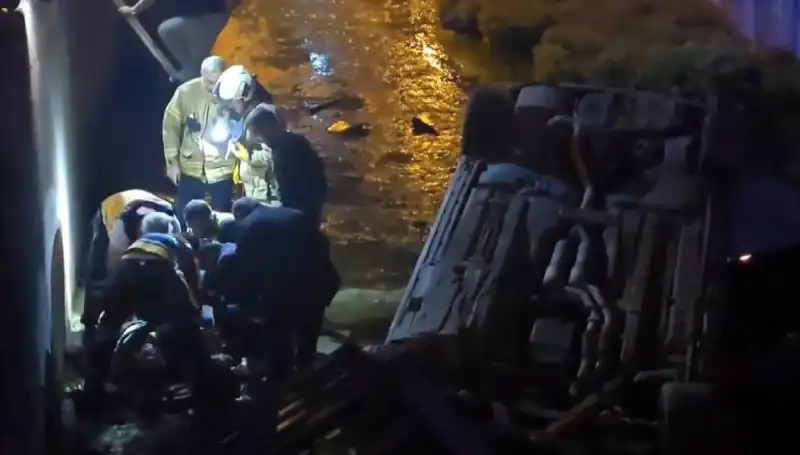 Sürücü Kaçtı, Yaralıyı İtfaiye Ekipleri Kurtardı: Korkunç Kaza Detayları