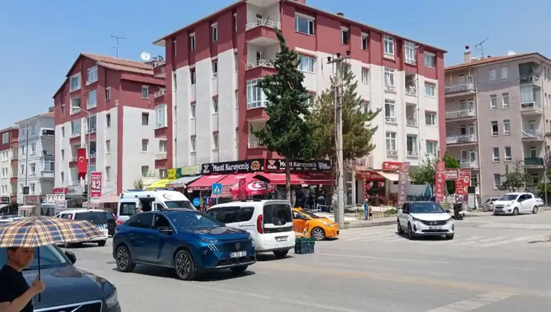 Taksi ve Otomobil Çarpıştı: Kaza Sonrası Sokaklar Kilitlendi