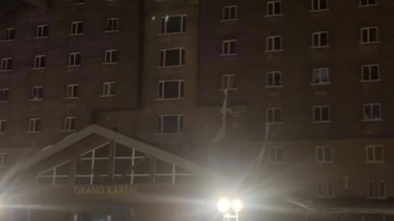 Otel yangınında çarşaflarla kaçış mücadelesi