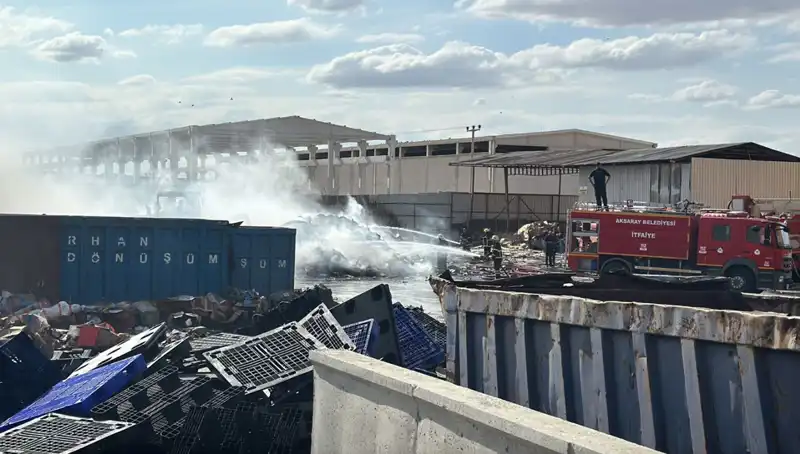 Aksaray’da Geri Dönüşüm Fabrikasında Korkutan Yangın: Olayın Sebebi Ne?