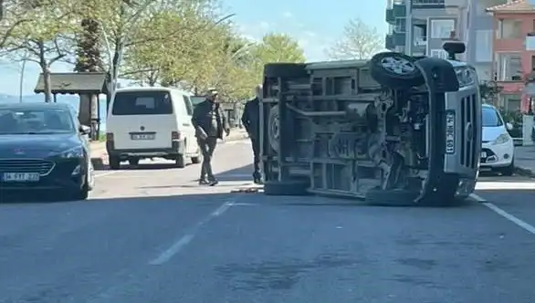 Otomobile Çarpan Araç Yolda Dehşet Saçtı: Yakından Görmek İsteyenler Şokta