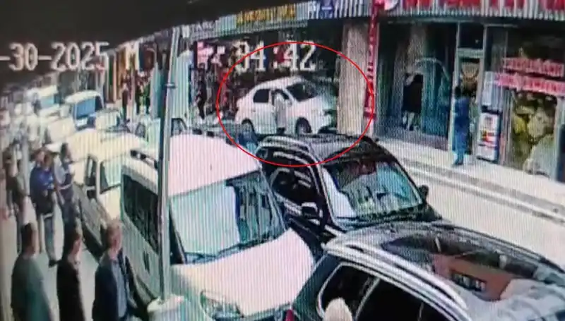 Alkollü Sürücü Mağazaya Daldı, İki Çocuk Kıl Payı Kurtuldu