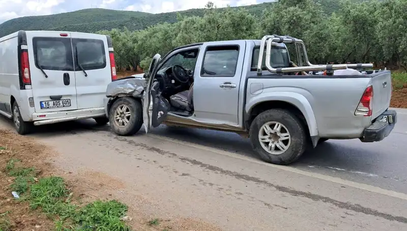 Bursa'da Minibüs ve Kamyonet Çarpıştı: İki Yaralı Hastaneye Kaldırıldı