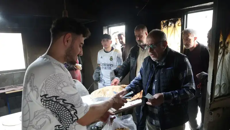 İki Farklı Ekmek İçin 7 Kilometre Yol Yürüyenler: Saat 15.00’te Yoğunlaşan Kalabalık