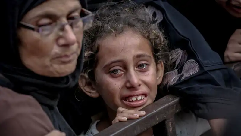 Gazze’de Açlık Savaşı: İsrail Askerleri Yemekleri Toprağa Gömüyor!