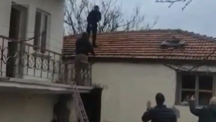 Çatıda Kıstırılan Şüpheli: "10 Sene Yattım, Bir Daha Yatamam!"