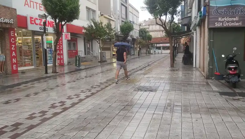 Kırklareli'de Sağanak Yağış Hayatı Olumsuz Etkiledi: Solluk ve Mücadele