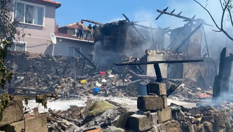 Kırklareli'nde Korkutan Yangın: İtfaiye Eri Hastaneye Kaldırıldı