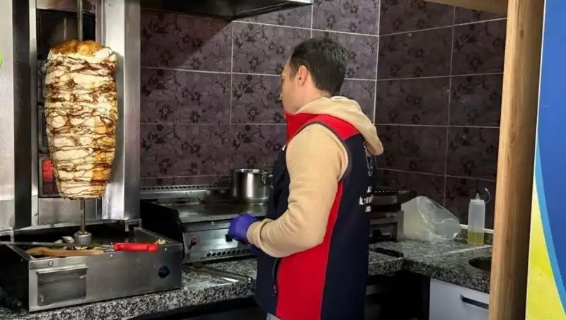Tavuk Döner İnspektörleri İşletmelere Baskın Yapıyor, Neler Oluyor?