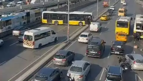 Olumsuz Hava Şartları İstanbul Trafiğini Kilitledi: İETT Otobüsü Kazaya Karıştı