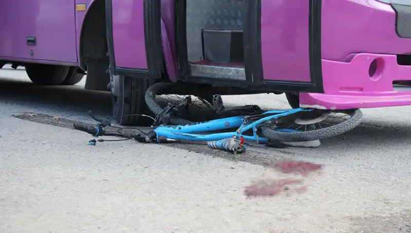 Sokağa Fırlayan Çocuk Bisikletiyle Otobüs Altında Kaldı!