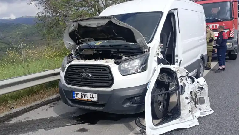 Aydın-İzmir Otoyolu'nda İki Araç Çarpıştı: Feci Kaza ve Yaralılar