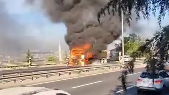 D-100 Karayolu'nda TIR Yangını: Trafik Felç Oldu!