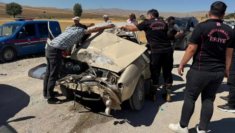 Kahramanmaraş'ta Trafik Kazası: Kamyonet ve Otomobil Kafa Kafaya Çarpıştı