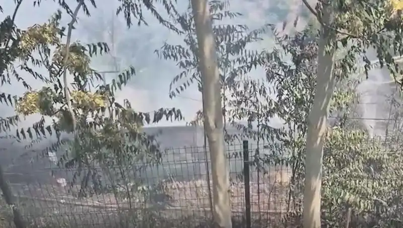 Sultangazi'de Korkutan Otluk Yangını: Gecekondu Tehlike Altında