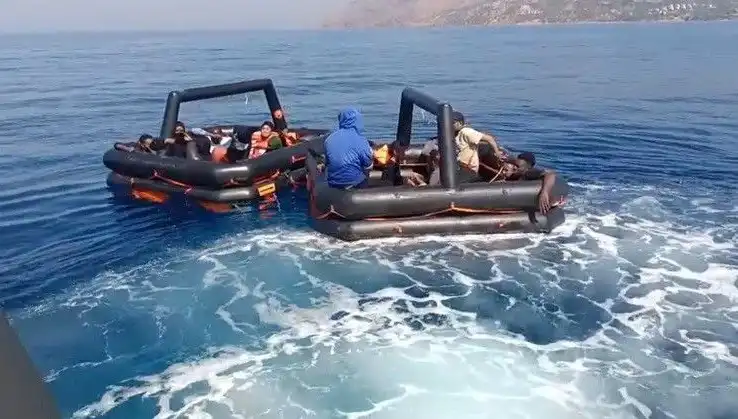 Ayvacık'ta Dram Tolu Kurtarma Operasyonu: 19 Kaçak Göçmen Hayata Döndürüldü