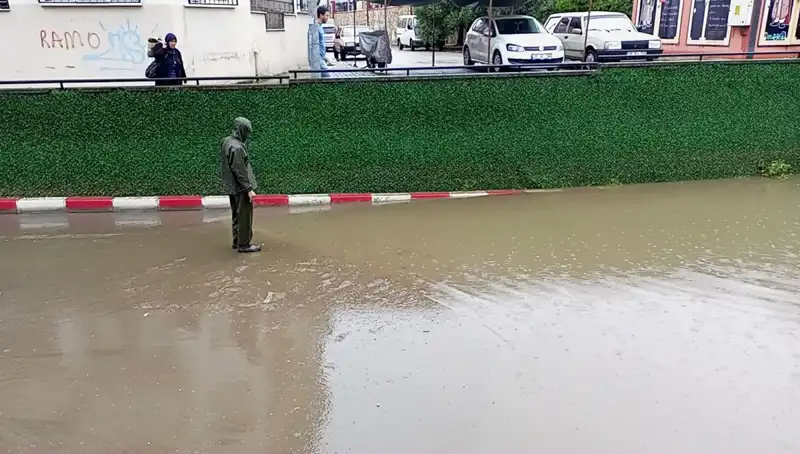 Aydın'da Sağanak Yağışlar Alt Geçidi Su Bastı, Hayat Durdu!