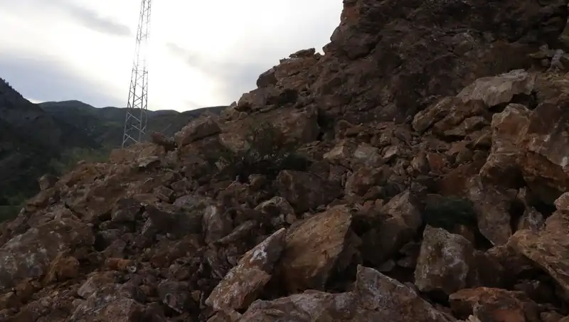 Erzurum'da Heyelan Nedeniyla Yol Ulaşımına Dev Kaya Engeli