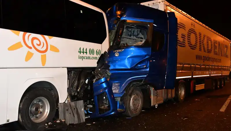 Tur Otobüsü Tırla Çarpıştı: 13 Kişi Yaralandı, Detaylar Şoke Edici!