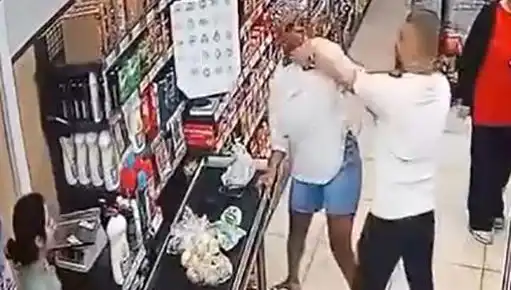 Markette Kasa Önünde Yaşanan Saldırı: Çocuğu Şokta Kaldı!