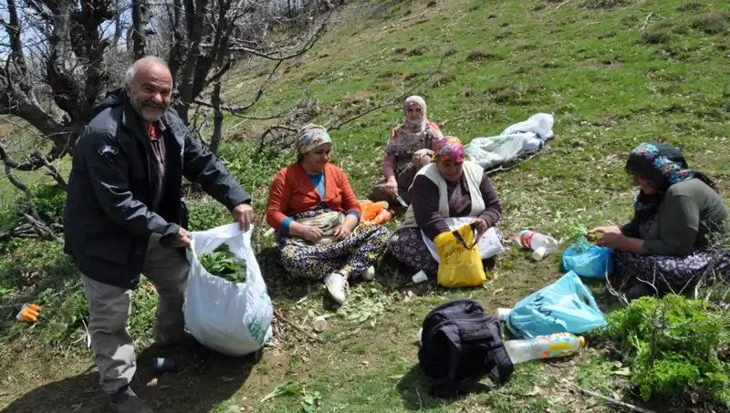 Kilolarca Karşılığı Efsane Yolculuk: 5 Saat Yürüyerek Geçim Sağlıyorlar