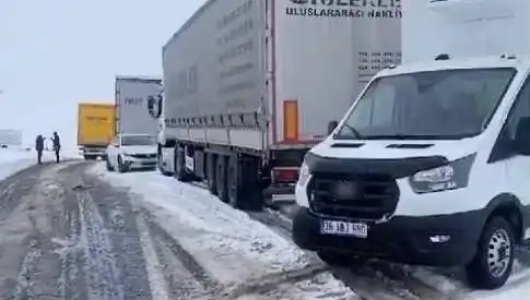 Karla Kaplı Yolculuk: Kars-Ardahan Karayolunda TIR'lar Saplandı