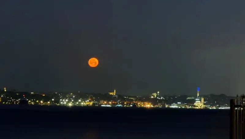 Çilek Dolunayı İstanbul'u Sarmaladı: Şehirdeki Renkli Anlar