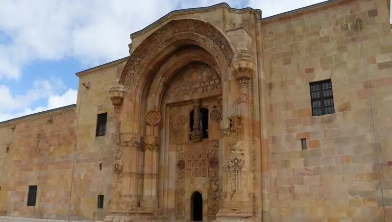 Divriği Ulu Camii ve Darüşşifası: Tarihin Kalbinde Bir Ziyaretçi Cenneti