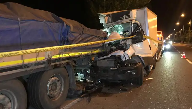 Park Halindeki Tıra Arkadan Çarpan Kamyonette Feci Kaza: 1 Ölü, 1 Yaralı