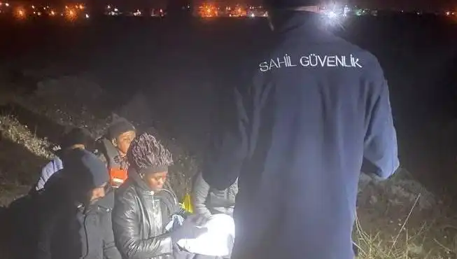 İzmir'de Düzensiz Göçmen Operasyonu: Yedisi de Yakalandı!