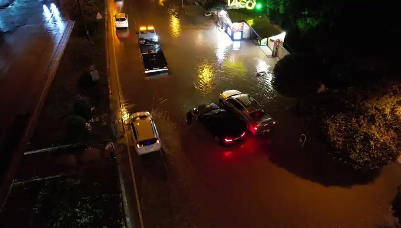 Adana’da Görülen Şiddetli Yağış Sonrası Cadde ve Yollar Sular Altında Kaldı