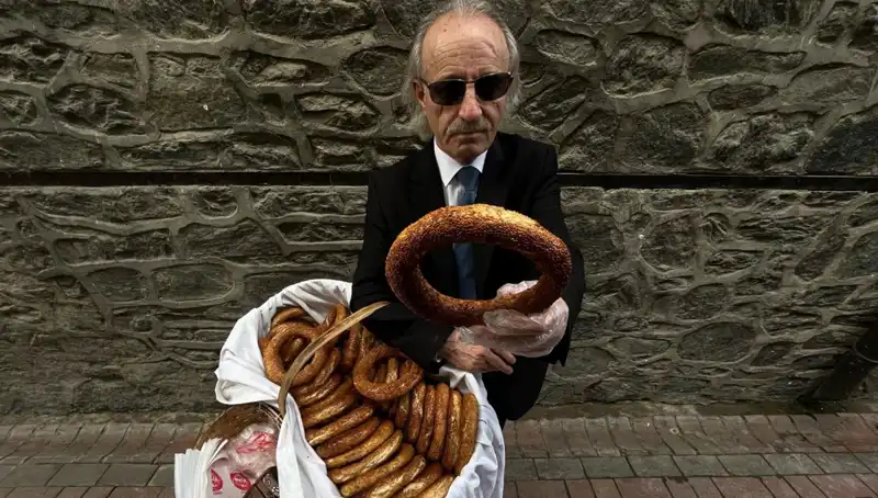 Kravatlı Simitçi: İstanbul'un Çizgilerle Dolu Hikayesi