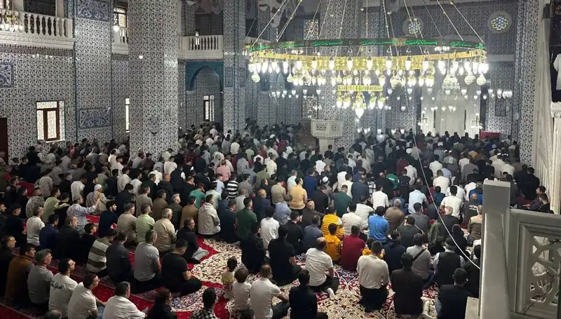 Iğdır'da İlk Bayram Namazı Coşkuyla Kılındı: Duygusal Anlar ve Birlik İhtiyacı