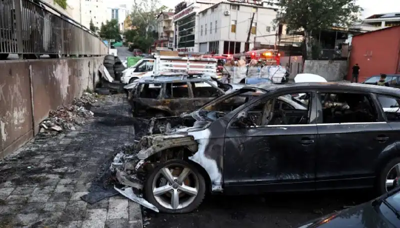 Sanayi Sitesinde Büyük Yangın: Tamir Bekleyen Araçlar Alev Alev Yandı
