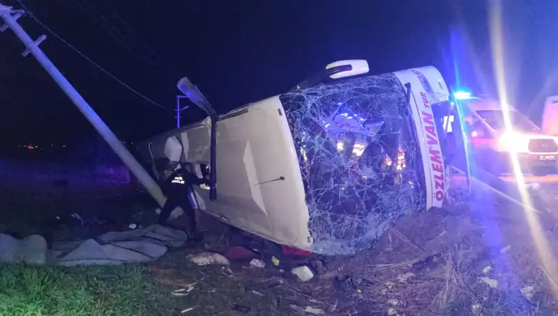 Van'da Yolcu Otobüsü Devrildi: 28 Kişi Yaralandı, Canım Yanı!