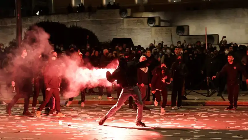 Yunanistan'da Hükümete Gensoru: Atina Sokakları Karıştı, Protestolar Patlak Verdi