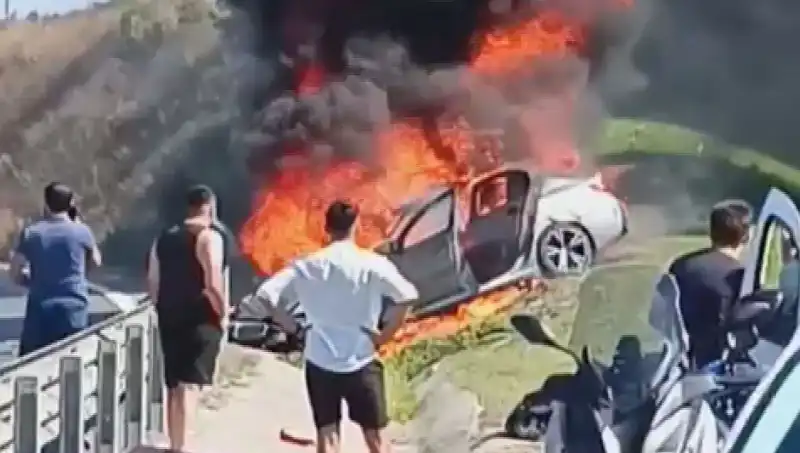 TEM Otoyolunda Korkutan Kaza: Otomobil Alev Alev Yandı!